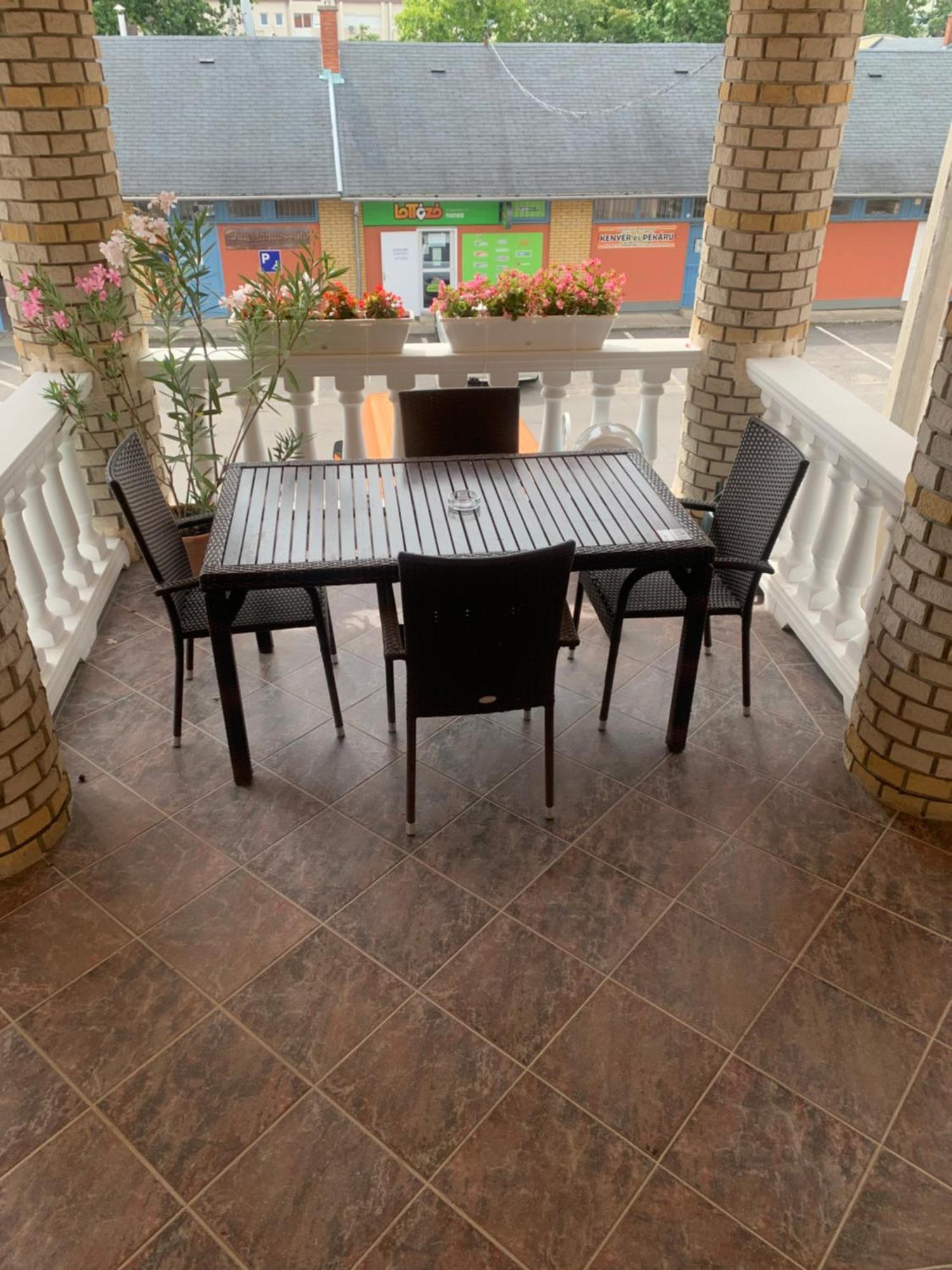Agora Apartman Hajdúszoboszló Buitenkant foto